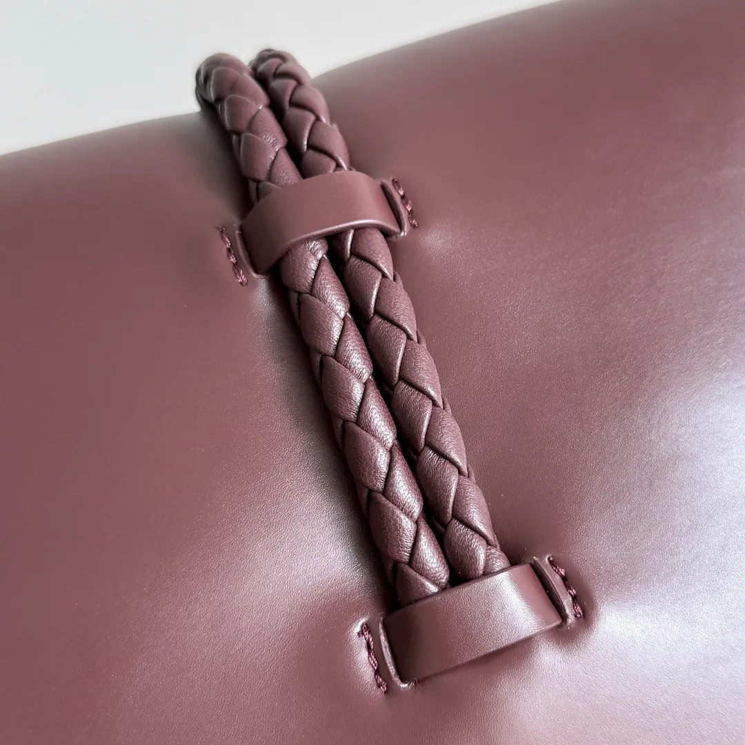 Batch 1520 Inspired by the 1970s, the Bottega Veneta women's logo shoulder bag has a smooth leather surface that brings a clean and handsome feel, just like the neatness and tenacity of a working woman. The front buckle has high-quality hardware pendant body, the overall retro elegance, and the excellent leather feels soft. This Bottega Veneta series can be described as beautiful, weakening the complexity of the outfit, not competing for it, and only using the best quality to interpret itself. Style number: 806030 (small size) Size: 27*16*6cm